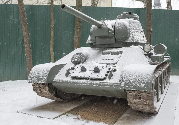 T 34-76-Sovjet-middelzware tank (1942), (het sneeuwt) — Stockfoto