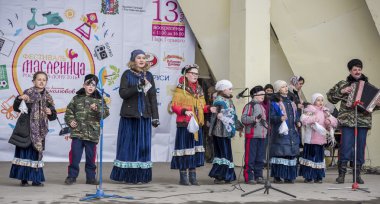 Maslenitsa Gorki Parkı, çocuk korosu tarafından konuşma