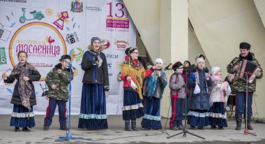 Maslenitsa Gorki Parkı, çocuk korosu tarafından konuşma