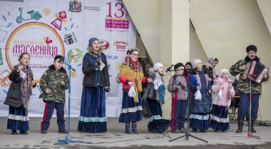 Maslenitsa Gorki Parkı, çocuk korosu tarafından konuşma