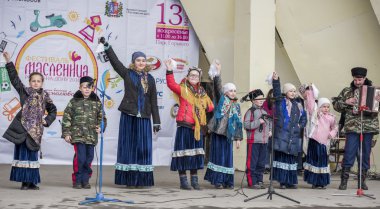 Maslenitsa Gorki Parkı, çocuk korosu tarafından konuşma