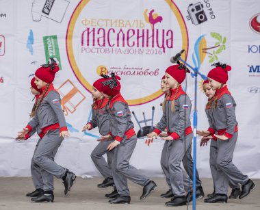   Performans çocukların dans topluluğu Maslenitsa Gorki içinde 