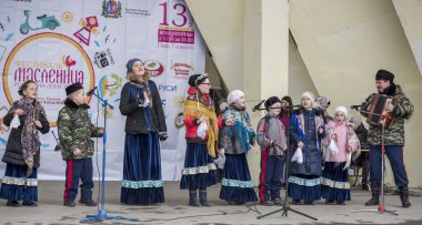 Maslenitsa Gorki Parkı, çocuk korosu tarafından konuşma