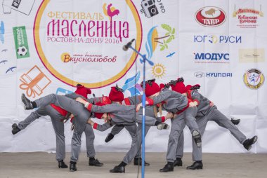  Performans çocukların dans Maslenitsa topluluğu  