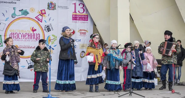 Maslenitsa Gorki Parkı, çocuk korosu tarafından konuşma