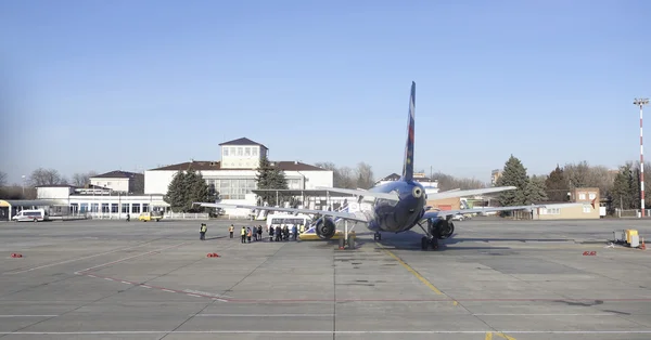 Pasajeros a bordo del avión en el aeropuerto de Rostov-on-Don — Foto de Stock