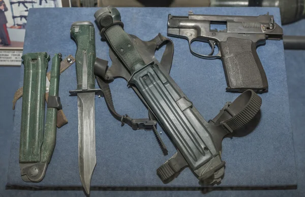 Spaning vapen: kniv, kniven skytte, tystas pistol — Stockfoto