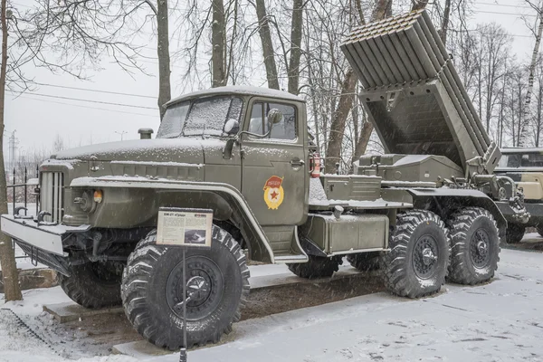 BM-21 "Grad" (1960) in het Museum voor techniek V.Zadorozhnyj — Stockfoto