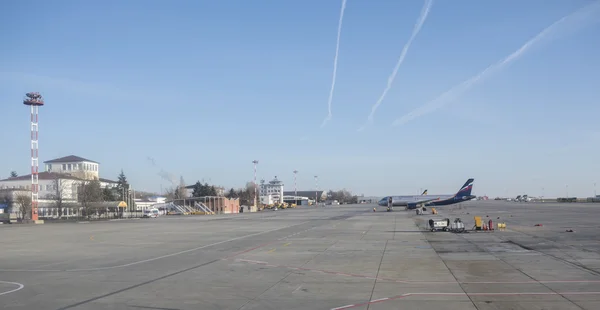 Pasajeros a bordo del avión en el aeropuerto de Rostov-on-Don — Foto de Stock