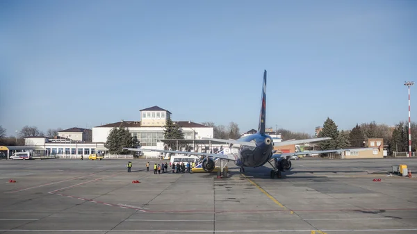 Pasajeros a bordo del avión en el aeropuerto de Rostov-on-Don — Foto de Stock