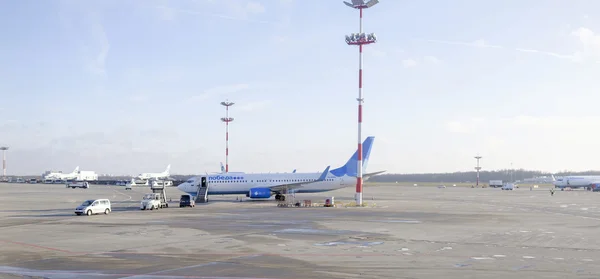 Vliegtuigonderhoud in de luchthaven van Vnukovo — Stockfoto