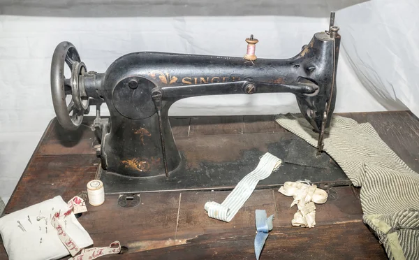 Старая швейная машинка "Певец", XIX век — стоковое фото