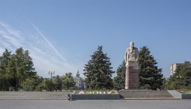 Lenin anıt bir yaz gününde kasaba meydanında