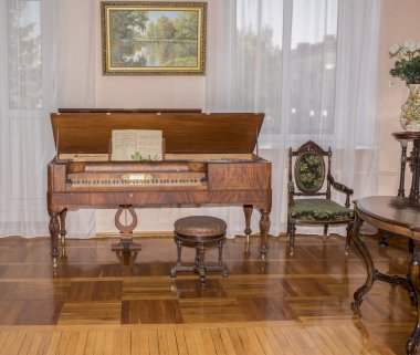 Antika piyano ve sandalyeler, 19