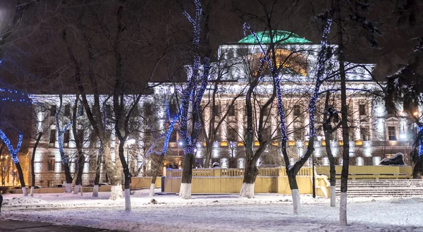 Das Gebäude der russischen Staatsbank in weihnachtlichen Illuminaten — Stockfoto