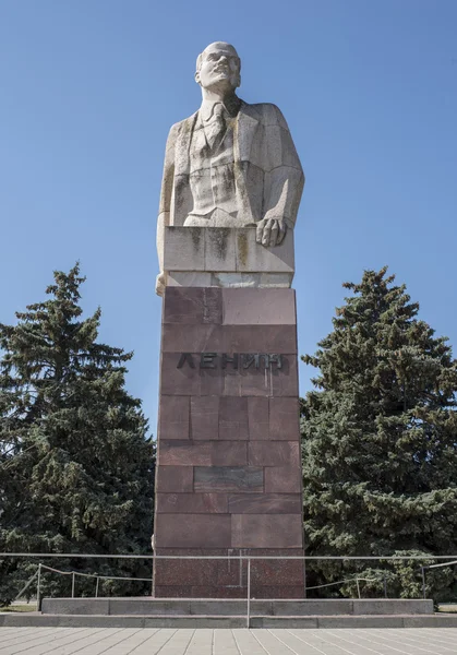 Lenin monument in the town square on a summer day — Stock Photo, Image