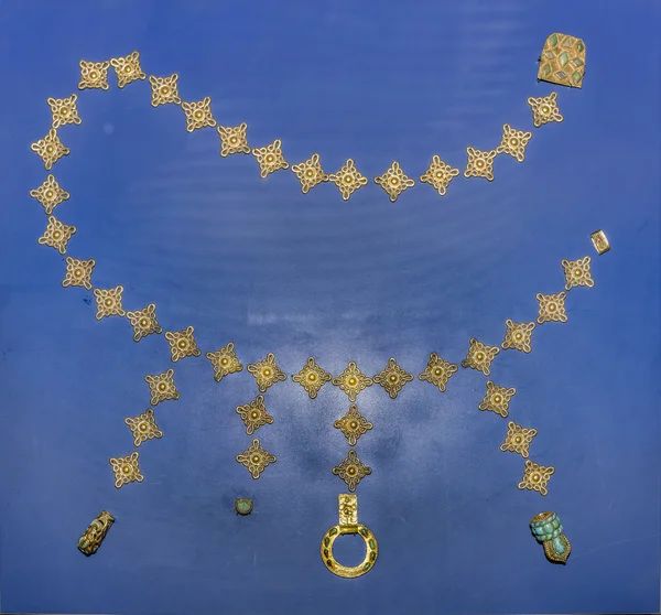 Детали инкрустированного пояса. I век до н. э. Золото, бирюза, коралл, брон — стоковое фото