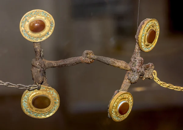 Обвязка деталей - уздечки .1 век н.э. Золото, серебро, агат — стоковое фото