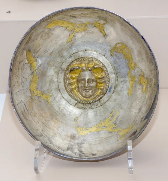 Посуда культа. Вьяль. Серебро I века нашей эры, позолота — стоковое фото