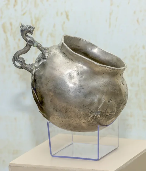 Kultutensilien. Tasse mit zoomorphem Henkel vorhanden. Anzeige aus dem 1. Jahrhundert, silber — Stockfoto