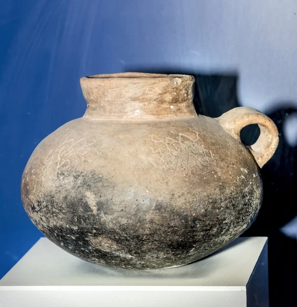 Vessel with magical characters. 9th century BC. Clay — Stockfoto