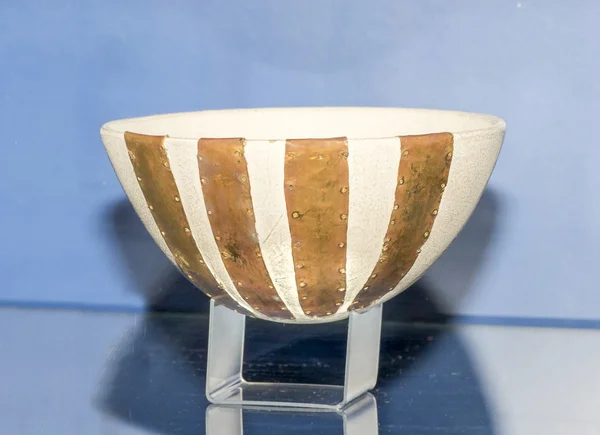 Reconstruction of the bowl decorated with four plates. 5th centu — Stock Photo, Image