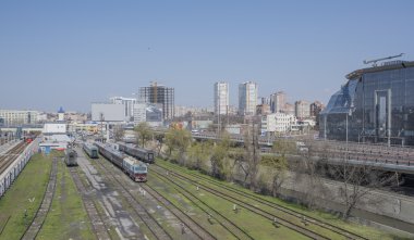  Demiryolu Meydanı ve tren rayların üzerinde Nisan 05 görünümü; 