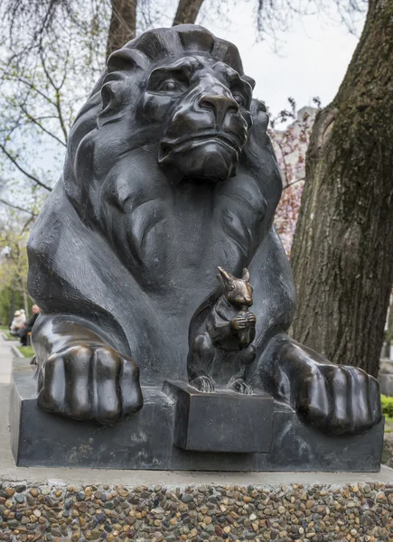 Löwe bewacht das "Eichhörnchen mit goldener Nuss" (nach der Geschichte — Stockfoto