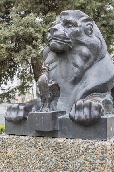 Löwe, der den "goldenen Hahn" bewacht (nach der Geschichte von Alexan) — Stockfoto