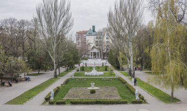 Bahar Gorki Park vatandaşların yürüyüş ve dinlenme banklar üzerinde