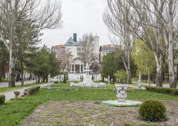 In primavera Gorky Park i cittadini camminano e si riposano sulle panchine — Foto Stock