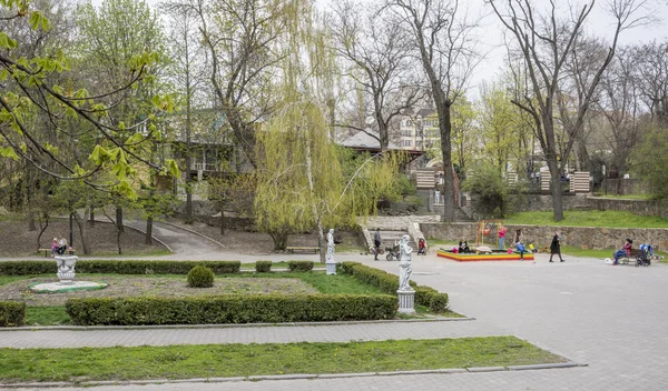 Na primavera os cidadãos de Gorky Park caminham e descansam nos bancos — Fotografia de Stock