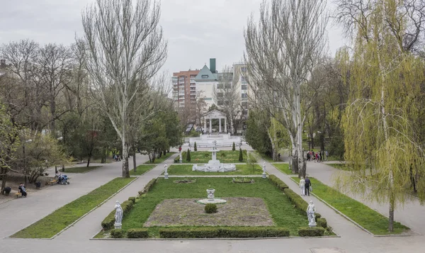 Au printemps, les citoyens de Gorky Park marchent et se reposent sur les bancs — Photo