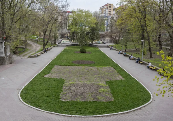Весной жители парка Горького гуляют и отдыхают на скамейках — стоковое фото