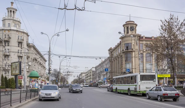 Entlang der Straße bolshaya sadovaya fahrende Autos und Fußgänger — Stockfoto