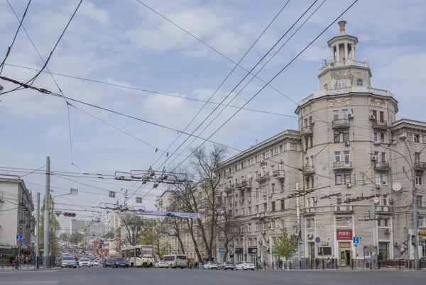 A lo largo de la avenida Budennovsky coches en movimiento y peatones — Foto de Stock
