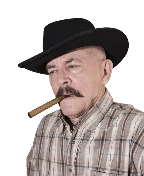 有胡子，一顶黑帽子，抽着雪茄的牛仔 — 图库照片
