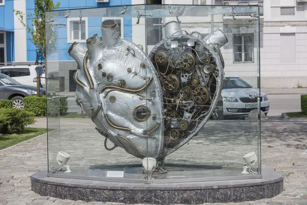 Kunstwerk "industrielles Herz" steht am Wasser — Stockfoto