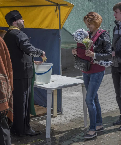 On Palm Sunday people are recruited into the church to the prie — Stock Fotó