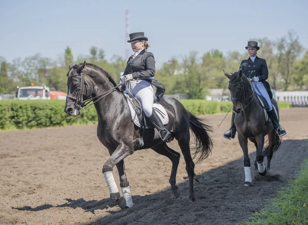 初日に競馬場に女性レーサー — ストック写真