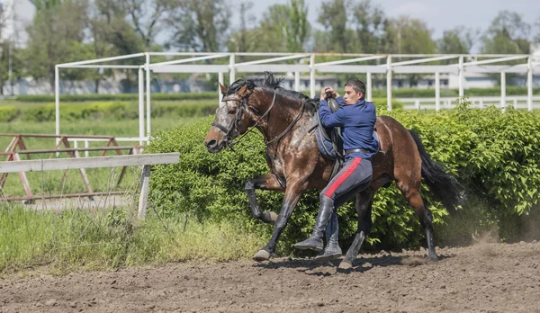 Toespraak door de atleet op een paard op het circuit op de opening — Stockfoto