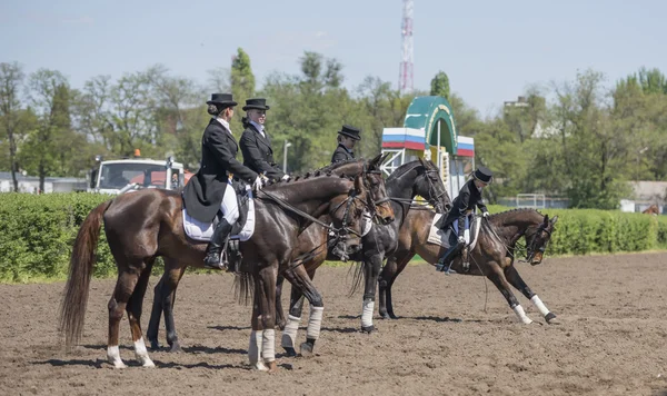 初日に競馬場に女性レーサー — ストック写真