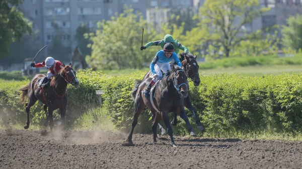 初日に乗って競馬場の騎手 — ストック写真