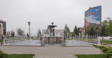  Tiyatro Meydanı bir çeşme merkezinde ile. Heykeltraş E.Vucetic