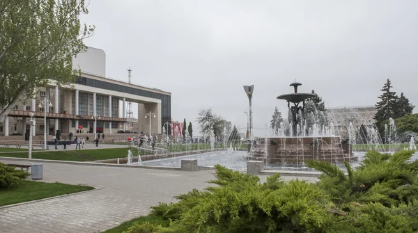 剧院广场上的喷泉在其中心。雕塑家 E.Vucetic — 图库照片