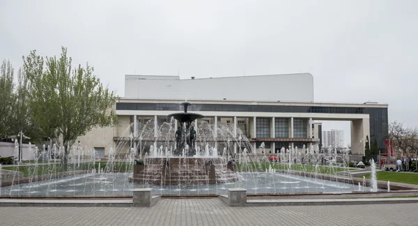 Theaterplatz mit Brunnen in der Mitte. Bildhauer e.vucetic — Stockfoto