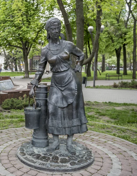 Escultura "Perto de beber fonte". Escultores: S.Oleshnya, A.D. — Fotografia de Stock