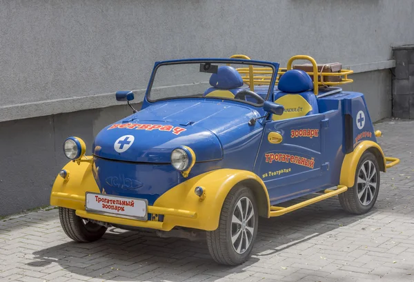 Mooie auto, eigendom van de ontroerende dierentuin — Stockfoto