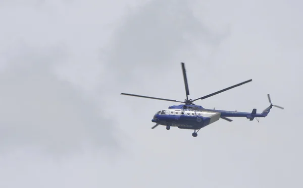ROSTOV-ON-DON, RUSIA - 11 DE MAYO - Helicóptero de la policía que monitorea el — Foto de Stock