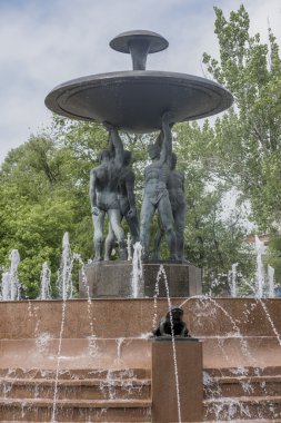  Tiyatro Meydanı bir çeşme merkezinde ile. Heykeltraş E.Vucetic